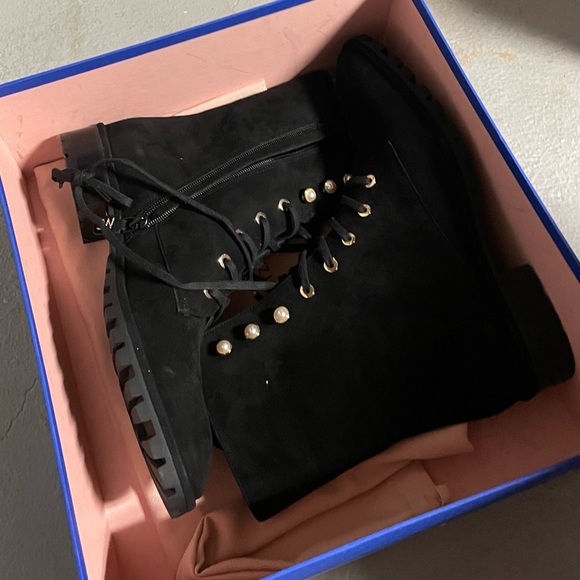 Sz 10. NWT Lustrous faux pearls add a subversive, feminine charm to combat boot - Picture 5 of 15